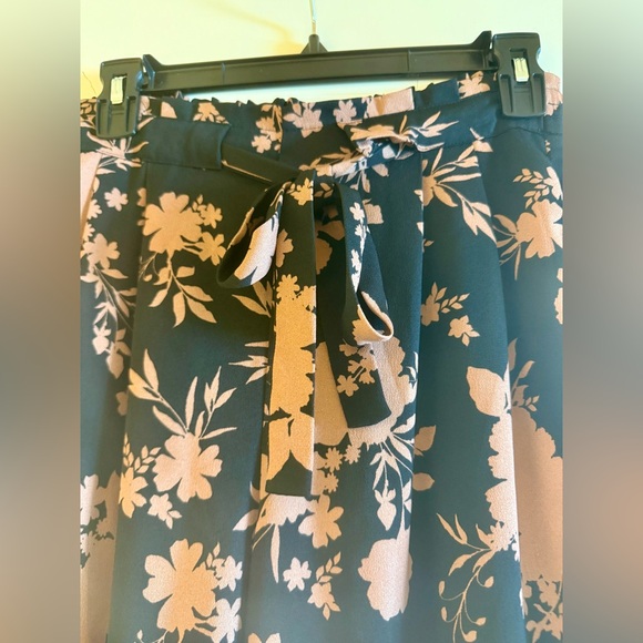 DR2 Black and Taupe Floral Crop Wide Leg Pants with Pockets - Picture 2 of 13